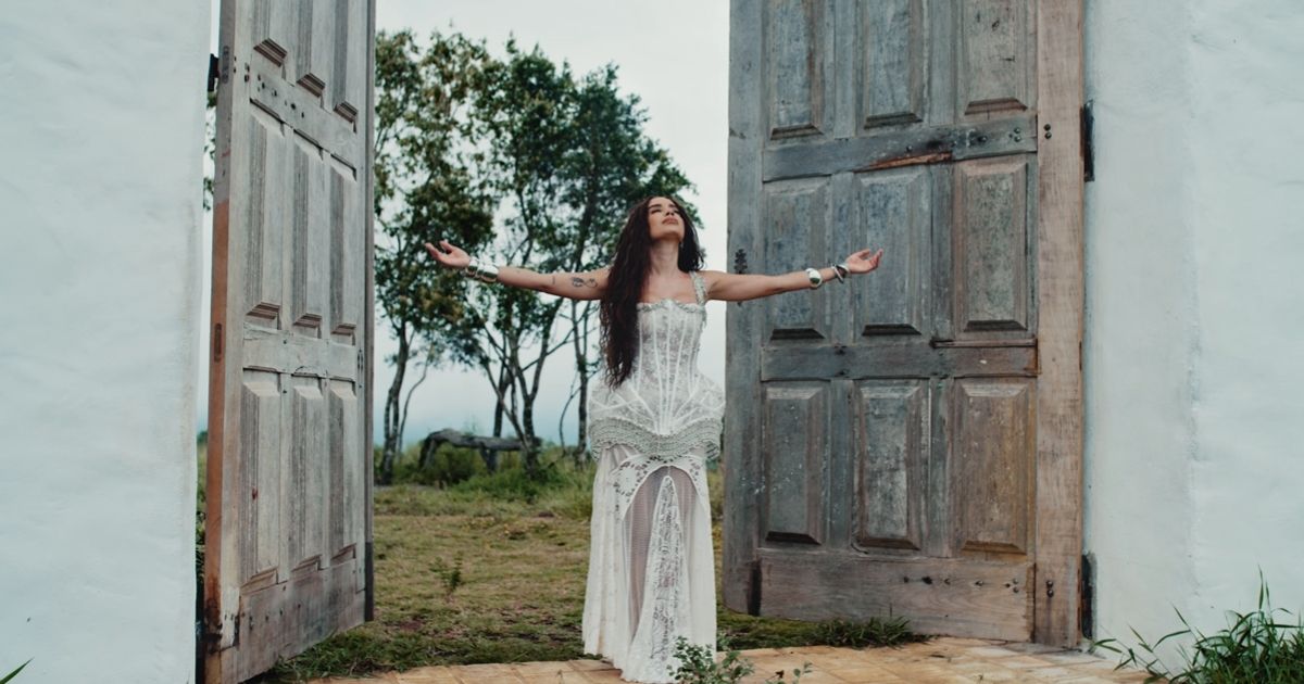 Anitta no clipe de “Deus Existe" (Reprodução YouTube)