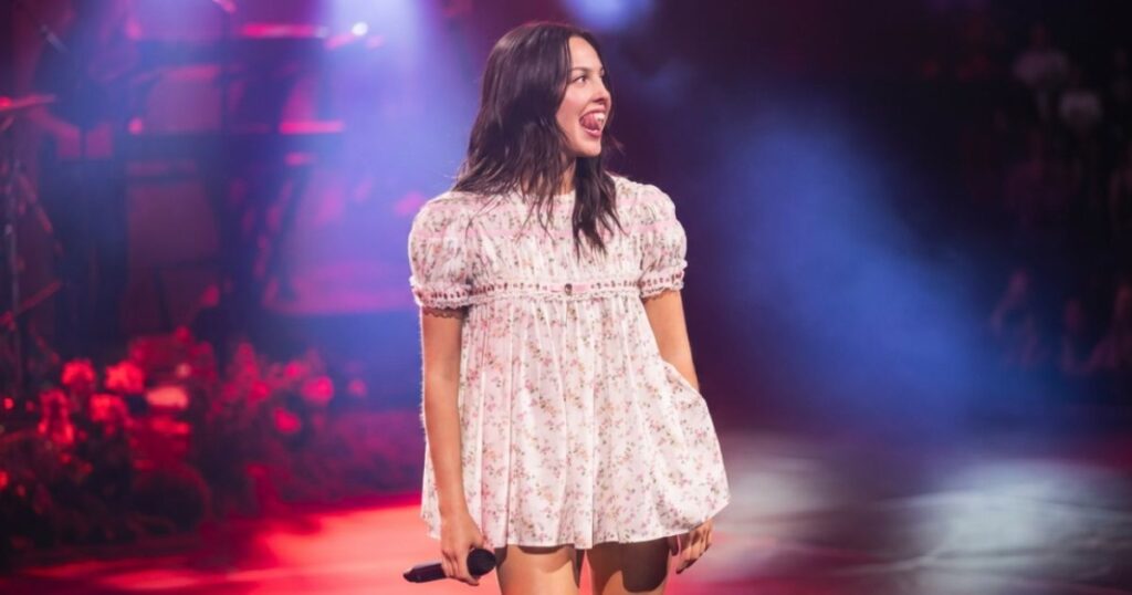 Olivia Rodrigo de vestido (Reprodução Instagram)