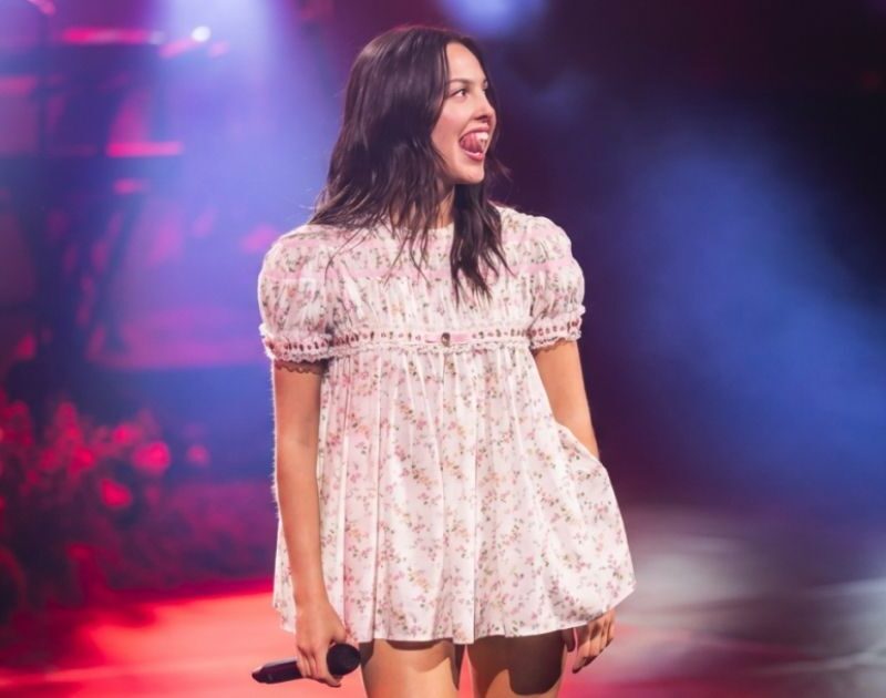 Olivia Rodrigo rebate críticas sobre usar vestidos babydoll no palco