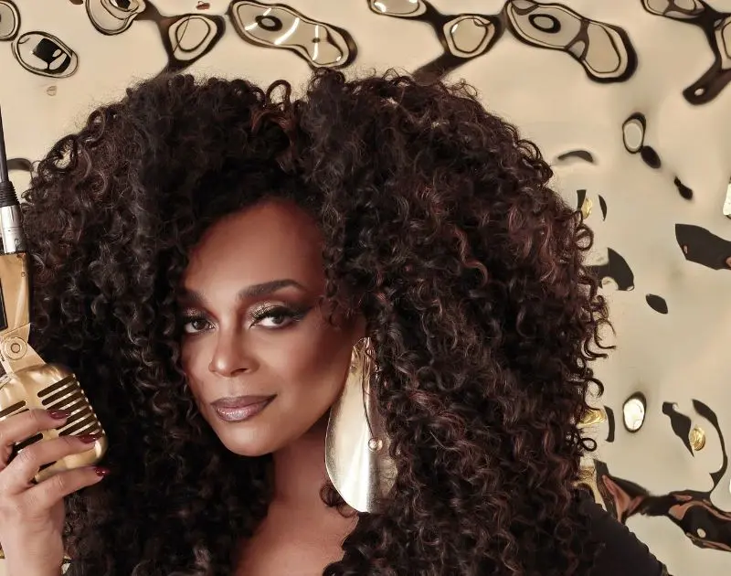 Paula Lima inaugura nova fase musical com ‘D’Ouro Brilhante’