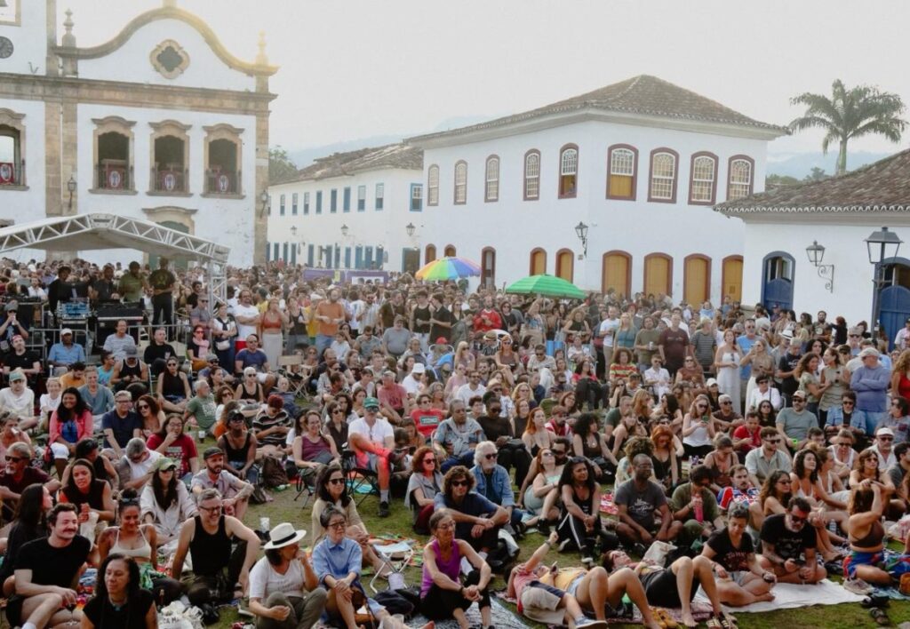 Entre cortejos e jazz: Bourbon Festival se despede deixando saudade em Paraty 1 Bourbon Festival 2026, em Paraty (Frank Menezes)