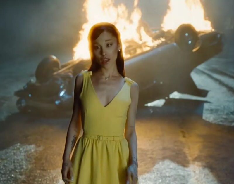 Ariana Grande volta do além para se vingar em novo clipe; assista aqui