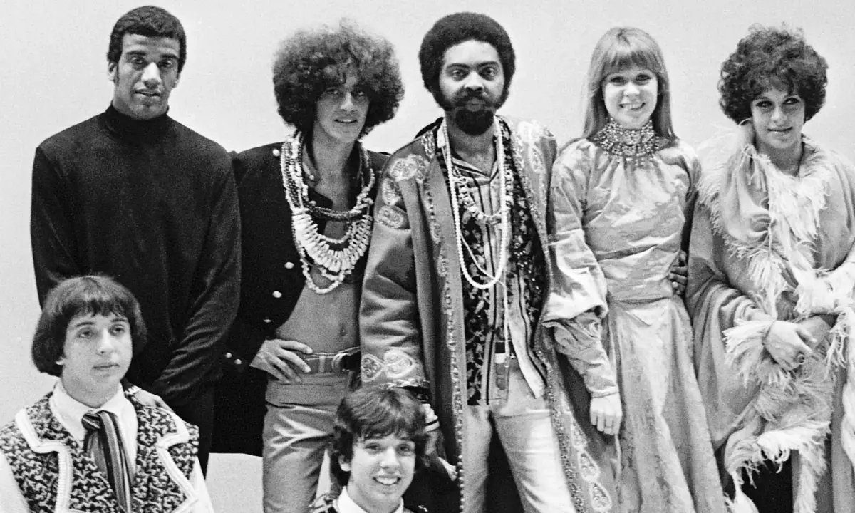 Tropicalia: Da esquerda para a direita, Jorge Ben, Caetano Veloso, Gilberto Gil, Rita Lee e Gal Costa; à frente, abaixados, Sérgio Dias e Arnaldo Baptista (Arquivo Olivier Perroy/Reprodução)