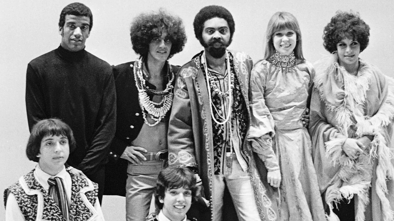Tropicalia: Da esquerda para a direita, Jorge Ben, Caetano Veloso, Gilberto Gil, Rita Lee e Gal Costa; à frente, abaixados, Sérgio Dias e Arnaldo Baptista (Arquivo Olivier Perroy/Reprodução)