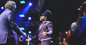 Maestro Rodrigo Toffolo, Carlinhos Brown e a Orquestra Ouro Preto em 'Afrossinfonicidade' (Lucas Leawry/Divulgação)