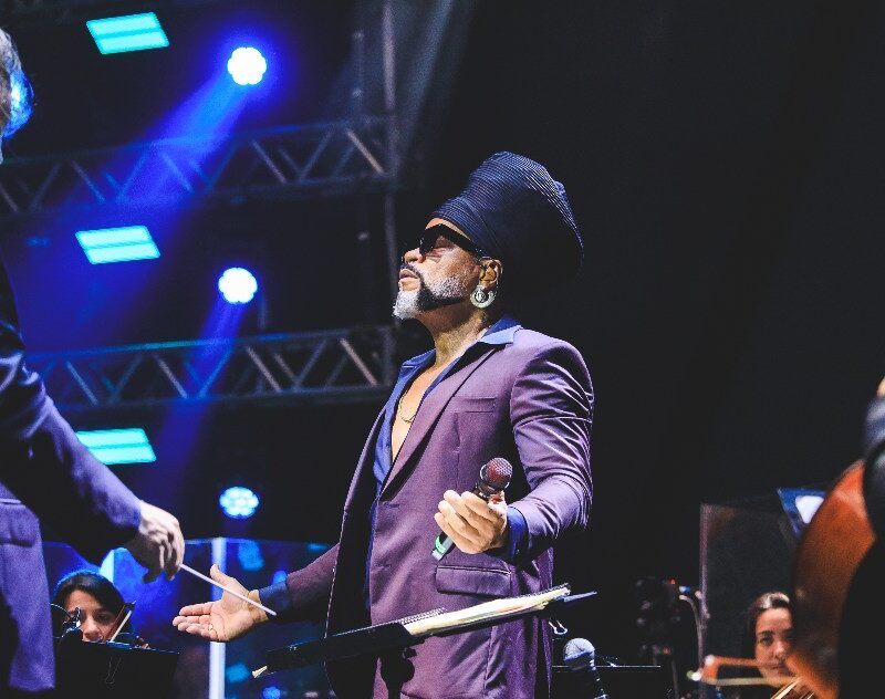 ‘Afrossinfonicidade’: Carlinhos Brown e Orquestra Ouro Preto lançam álbum ao vivo