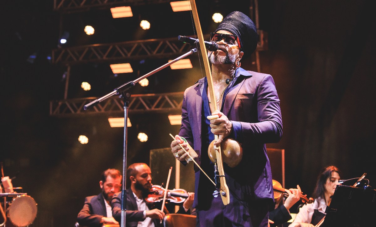 Carlinhos Brown na Concha Acústica, em Salvador (Lucas Leawry/Divulgação) 