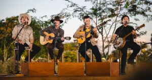 Chitãozinho & Xororó com Di Paullo & Paulino durante gravação de “Meninos de Roça” (Divulgação)