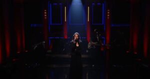 Violet Grohl se apresenta em programa de Jimmy Fallon (Reprodução YouTube)