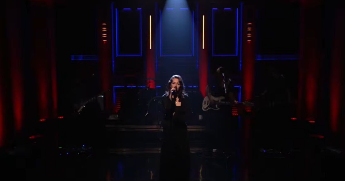 Violet Grohl se apresenta em programa de Jimmy Fallon (Reprodução YouTube)