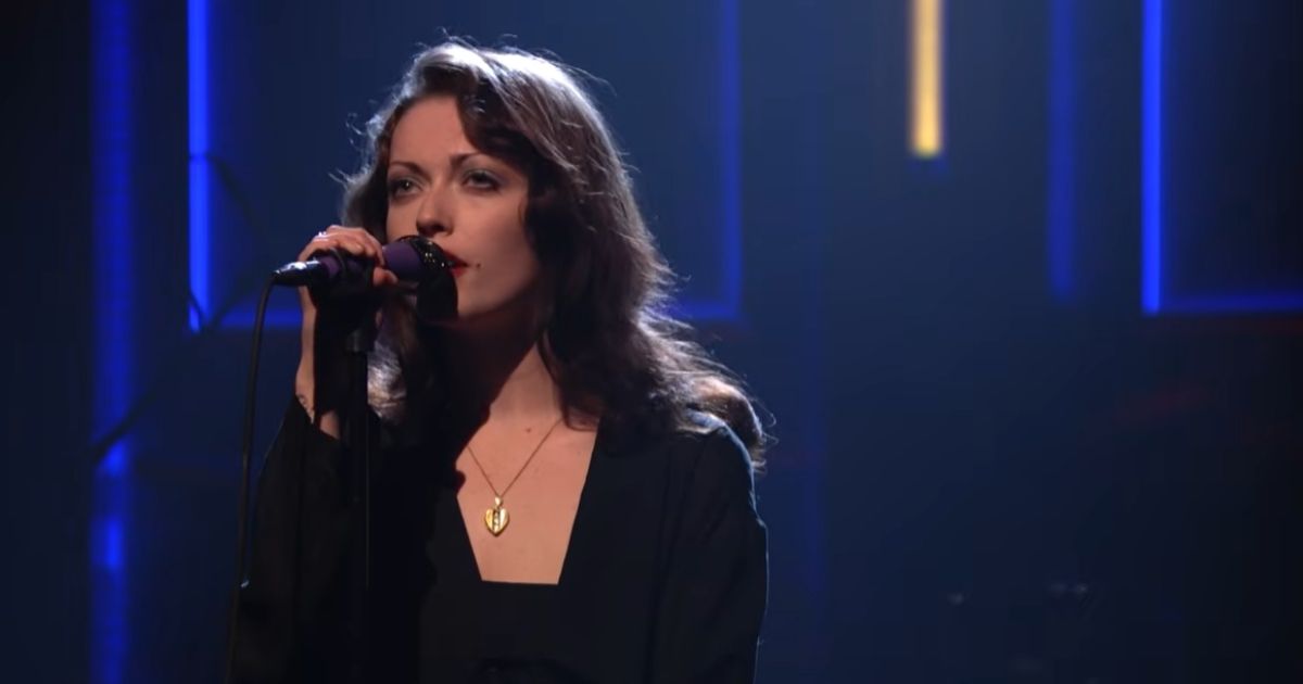 Violet Grohl se apresenta em programa de Jimmy Fallon (Reprodução YouTube)