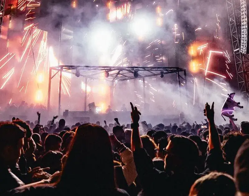 Veja o que fãs fazem para ficar ‘no front’ e perto dos DJs no Só Track Boa 2026