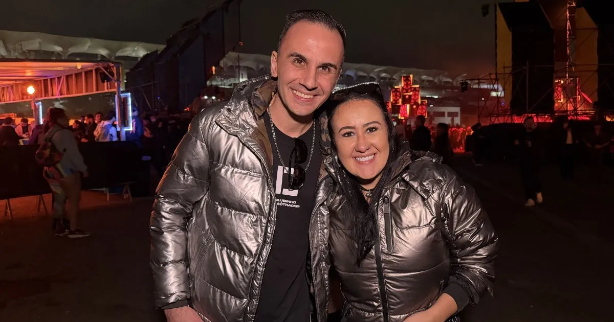 Veja o que fãs fazem para ficar 'no front' e perto dos DJs no Só Track Boa 2026 2 Paulo Vento e Isadora Silva no Só Track Boa 2026