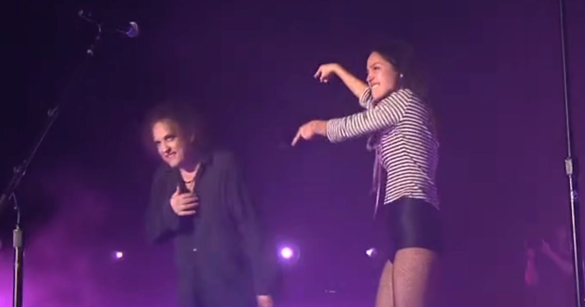 Olivia Rodrigo diz que teve 'crise de ansiedade' antes do Glastonbury 2025 2 Robert Smith e Olivia Rodrigo (Reprodução YouTube)
