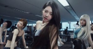 BABYMONSTER no clipe de "Sugar Honey Ice Tea" (Reprodução YouTube)