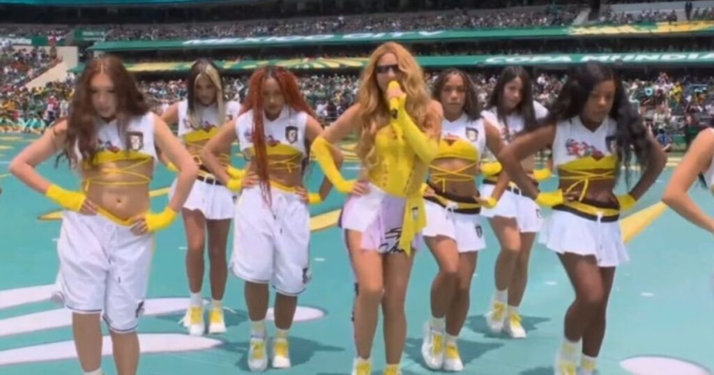 Shakira e Burna Boy abrem Copa do Mundo no México; veja vídeos 1 Shakira em apresentação na abertura da Copa do Mundo 2026 (reprodução YouTube)