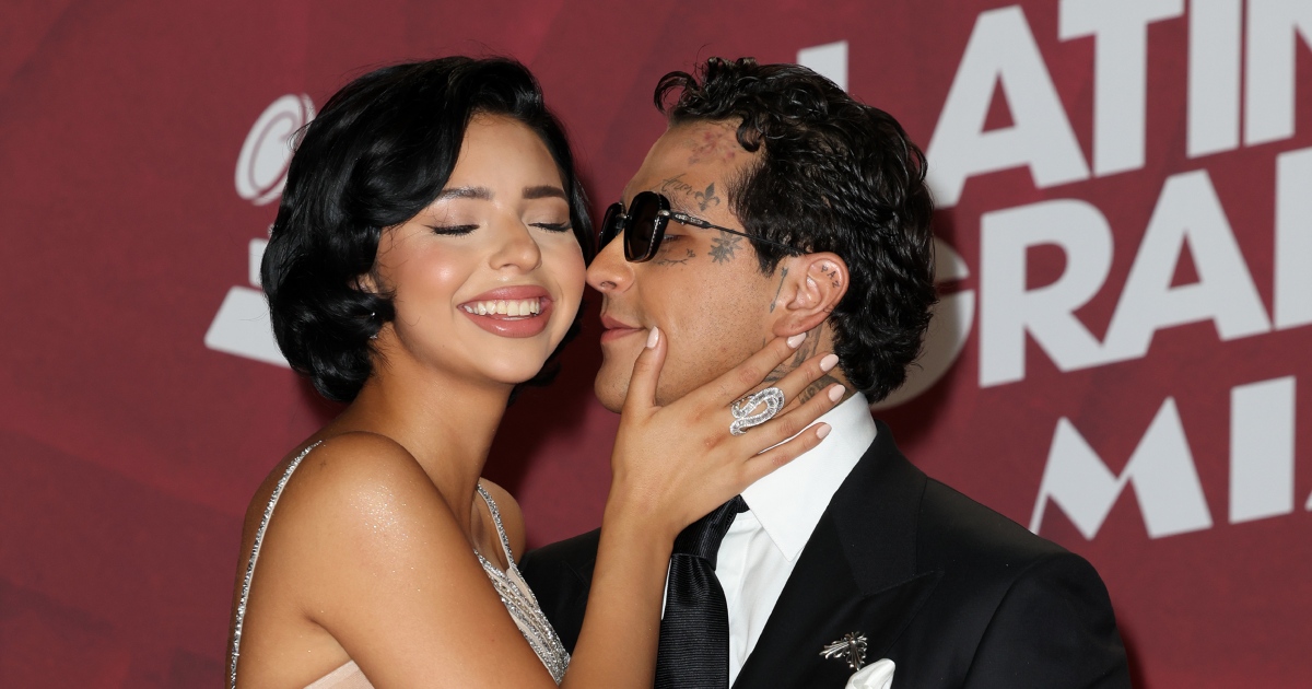 Christian Nodal e Ángela Aguilar (Grosby)