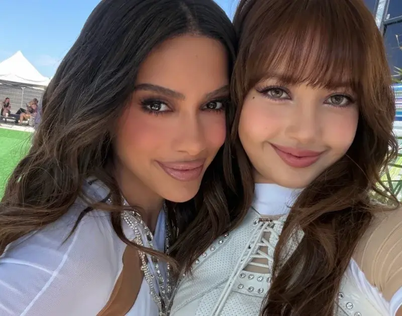 Lisa abre álbum de fotos de apresentação na Copa do Mundo com Anitta