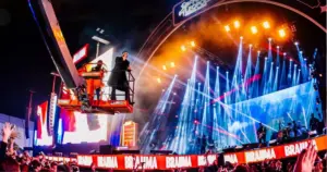 Gusttavo Lima canta em guindaste no Pedro Leopoldo Rodeio Show