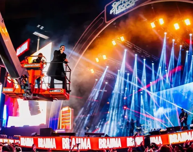 Gusttavo Lima canta em guindaste no último dia do Pedro Leopoldo Rodeio Show