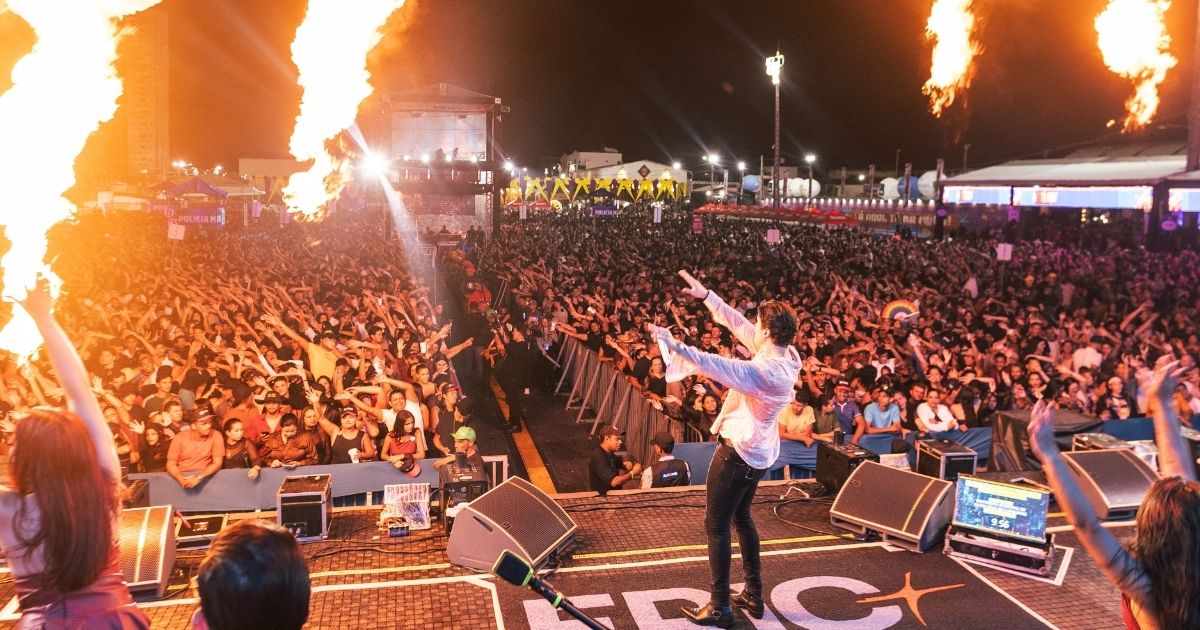 Eric Land leva multidão ao São João da Moda, em Santa Cruz do Capibaribe 2 Eric Land em São João da Moda 2026 (Créditos: @marcelo_borges_mb)