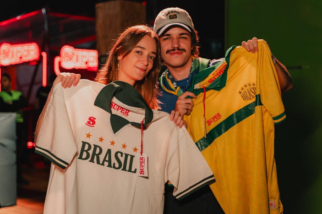 Tatiana Galvão e Pedro Coutinho com suas camisetas da Super By Superbet (Renata Meireles)
