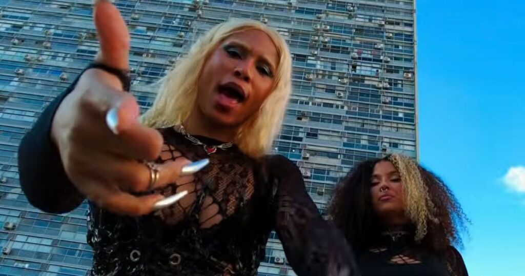 Siamese e Scarlett Wolf no clipe de "Vida" (Reprodução YouTube)