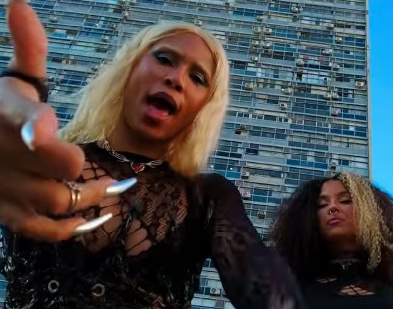 Siamese e Scarlett Wolf unem forças no clipe ‘Vida’; assista aqui