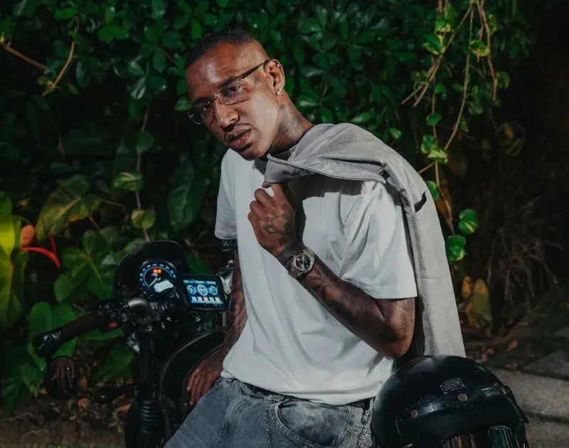 Spark estreia nova fase com clipe ao lado da noiva em ‘Dúvida’