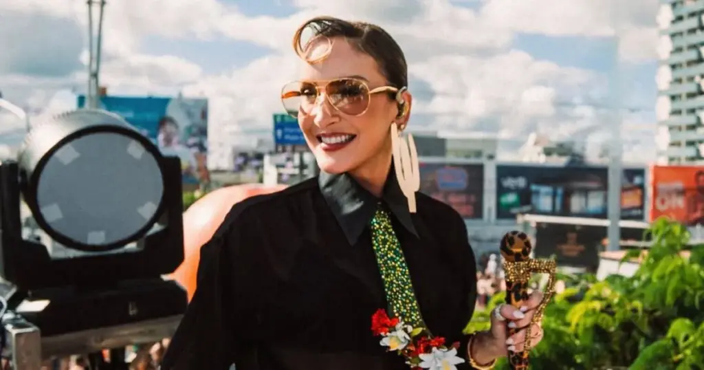 Claudia Leitte no trio elétrico durante a Drilha de Caruaru no São João 2026 (reprodução do Instagram @claudialeitte)
