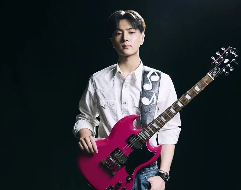 JAY do ENHYPEN cria guitarra para iniciantes e homenageia fãs no lançamento