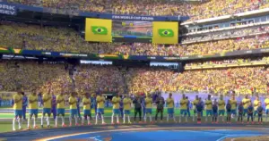 Jogadores do Brasil cantam o hino durante a cerimônia de abertura contra o Marrocos (Reprodução)