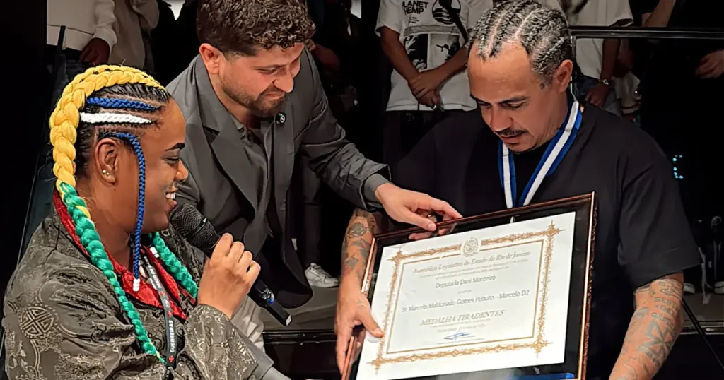 Marcelo D2 recebeu a Medalha Tiradentes na Ocupação Iboru + Cará, no Centro do Rio (Divulgação)