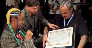 Marcelo D2 recebeu a Medalha Tiradentes na Ocupação Iboru + Cará, no Centro do Rio (Divulgação)