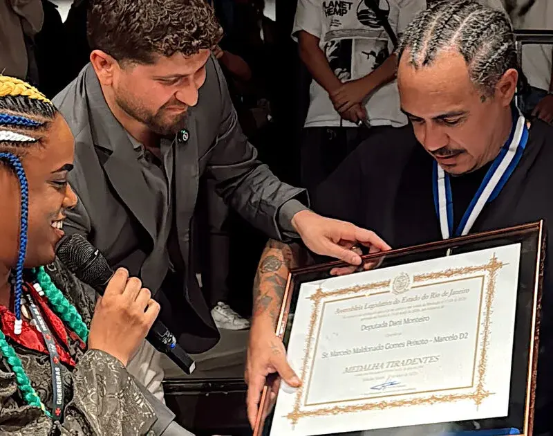 D2 recebe Medalha Tiradentes por contribuição à cultura