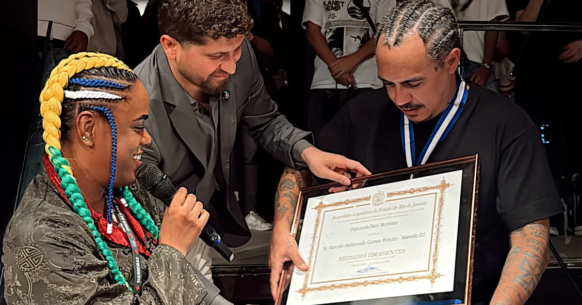 Marcelo D2 recebeu a Medalha Tiradentes na Ocupação Iboru + Cará, no Centro do Rio (Divulgação)