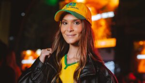 A gerente de marketing Manuela Velasco (Doug Shindy)