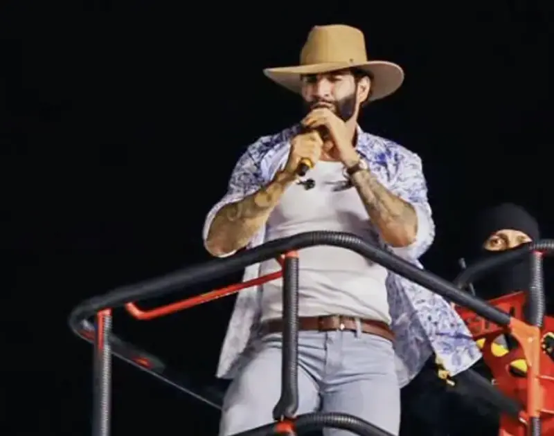 Gusttavo Lima sobe em guindaste e leva Petrolina às alturas