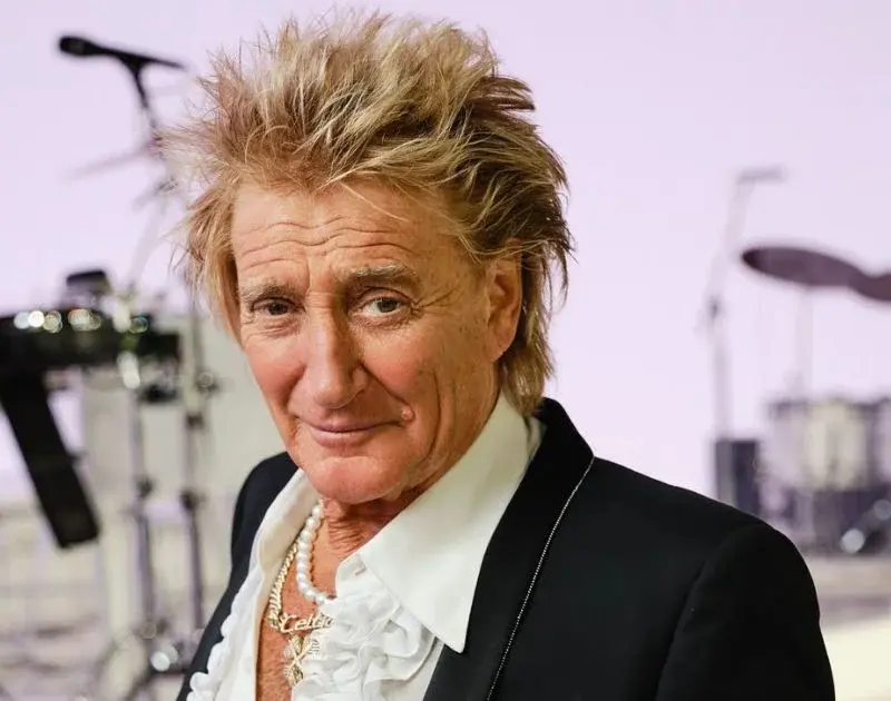 Rod Stewart usa balão de oxigênio durante show após quase desmaiar no palco