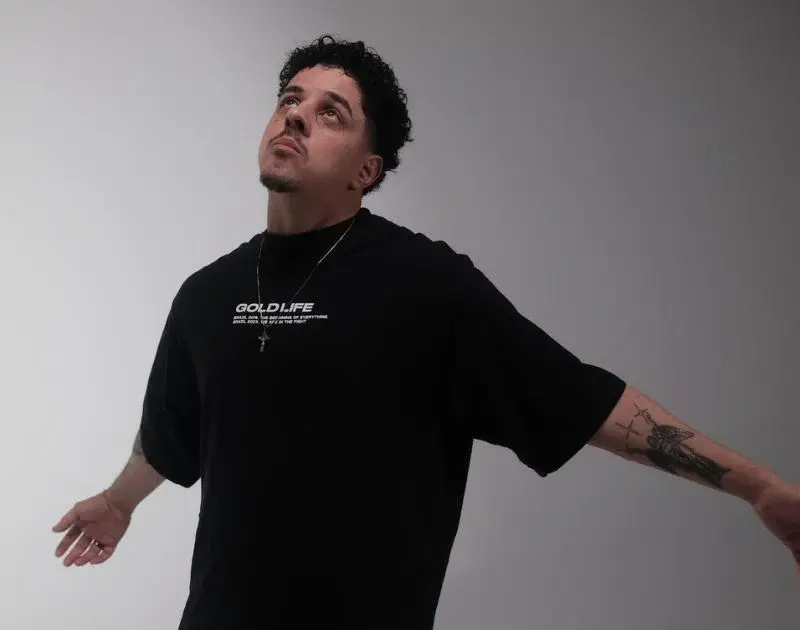 Com apoio de Edi Rock, rapper Muzzike anuncia 1º álbum solo