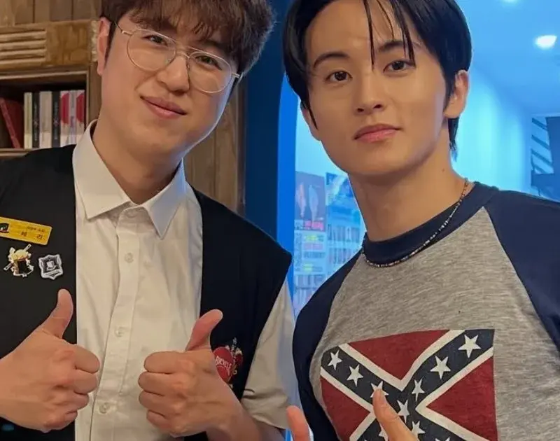 Mark, ex-NCT, usa camiseta com símbolo de ódio racial e se desculpa
