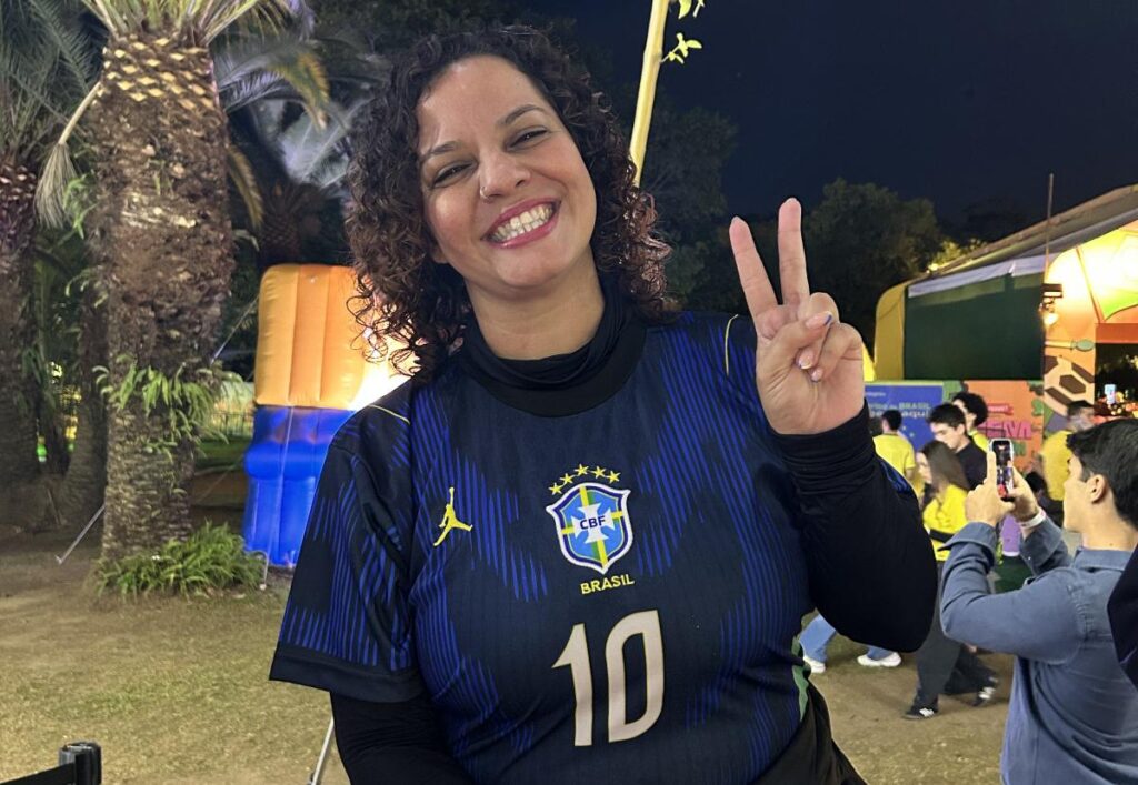 Andrea Freitas, fã de Anitta, foi torcer na Arena Brasileira (Reprodução)