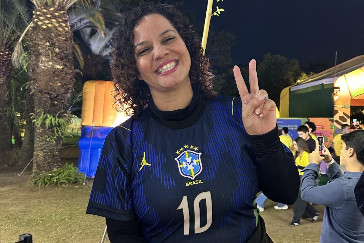 Andrea Freitas, fã de Anitta, foi torcer na Arena Brasileira (Reprodução)