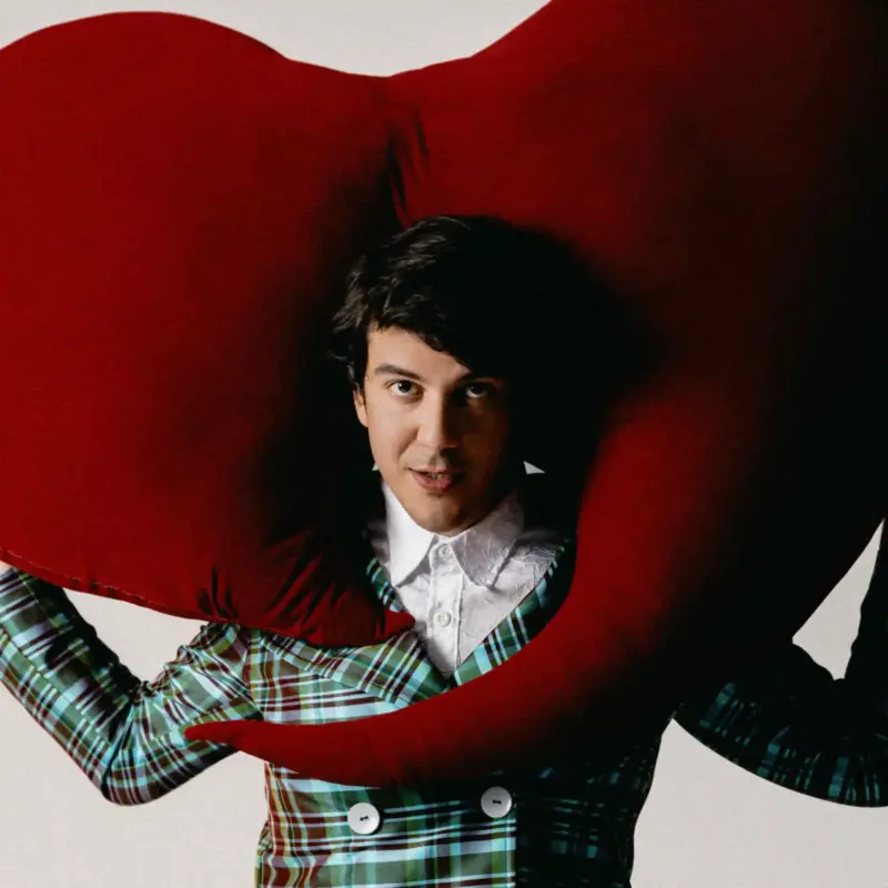 Conheça Alê: a mistura de pop, piseiro e temas LGBTQIA+ no Billboard Descobre