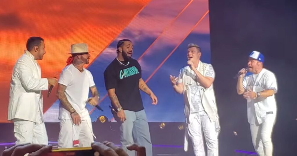 Backstreet Boys com Drake no palco em 2022 (Reprodução YouTube)