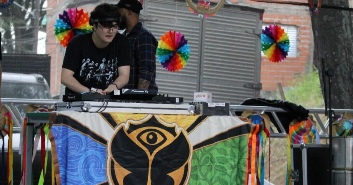 TOMORROWLAND エシェルファンシー 2-wayハイネックジレ Festa junina com DJs: Tomorrowland Foundation agita arraiá