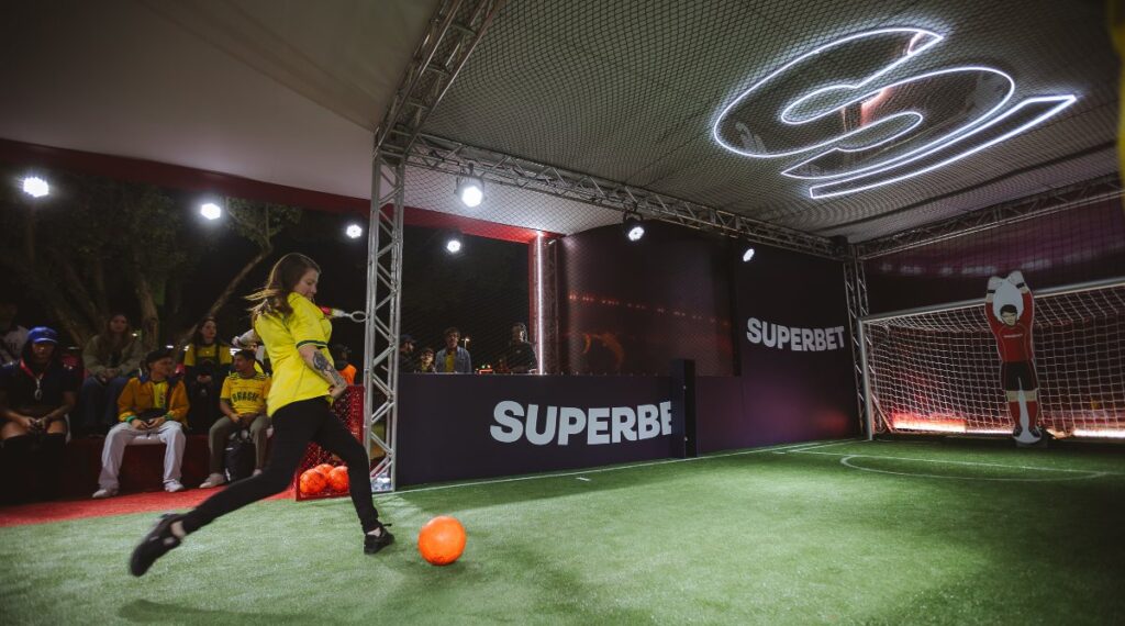 Torcedora chuta no robokeeper na ativação da Superbet na Arena Brasileira (Doug Shindy)