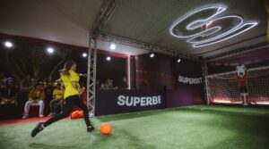 Torcedora chuta no robokeeper na ativação da Superbet na Arena Brasileira (Doug Shindy)