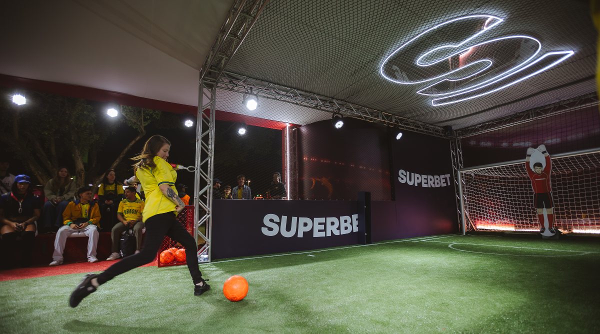 Torcedora chuta no robokeeper na ativação da Superbet na Arena Brasileira (Doug Shindy)