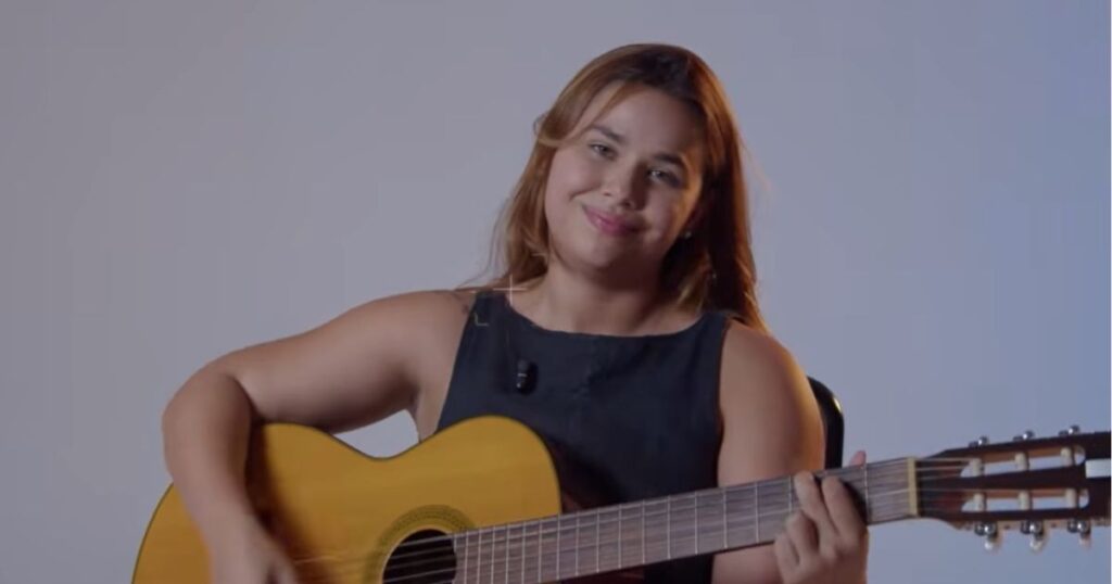 Marina Versos em vídeo de divulgação na cinebiografia de Marília Mendonça (Reprodução YouTube)